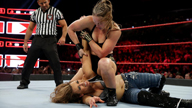 RAW女子冠军赛，隆达·罗西断臂六次女子冠军米琪·詹姆斯！《WWE RAW 2018.11.20》