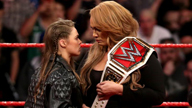 合约阶梯冠军签署仪式，奈娅·贾克斯受挑拨怒怼隆达·罗西！《WWE RAW 2018.05.22》