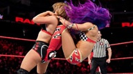 女子三对三组队赛，胜利队伍遭遇暴怒小队偷袭！《WWE RAW 2018.12.25》