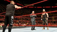 合约包资格赛，黑羊布朗·斯图曼完虐凯文·欧文斯！《WWE RAW 2018.05.08》