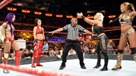 女子双打赛，贝莉和莎夏·班克斯再度搭档！《WWE RAW 2018.07.17》