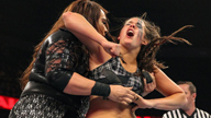 女子双打三重威胁赛，莎夏贝莉VS奈娅塔米娜VS暴怒小队成员！《WWE RAW 2019.02.12》