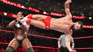 一对二强弱不等赛，芬·巴洛尔对阵莱斯利&马哈尔！《WWE RAW 2019.03.26》