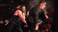 莱斯利羞辱流浪歌手，里奥·纳什遭遇吉他暴击！《WWE RAW 2018.12.04》