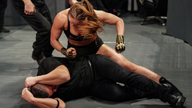 RAW女子冠军赛，隆达·罗西携丈夫虐打安保团！《WWE RAW 2019.03.19》