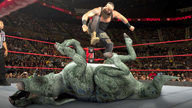 WWE超级巨星们跟恐龙相比，谁更加凶猛？