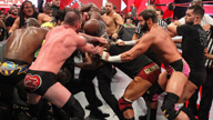 罗曼·雷恩斯与鲍比·莱斯利大打出手，全体选手出来劝架！《WWE RAW 2018.07.10》