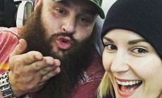 WWE黑羊女友身份首度曝光，网上狂撒狗粮！