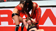 女子三对三组队赛，贝拉姐妹叛变围殴隆达·罗西！《WWE RAW 2018.10.09》
