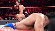 三对二强弱不等赛，马哈尔&辛格兄弟对阵莱洛&希思·斯莱特！《WWE RAW 2019.01.01》