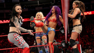 女子三对三组队赛，莎夏·班克斯&娜塔莉娅&安珀·沐恩对阵暴怒小队！《WWE RAW 2018.05.15》
