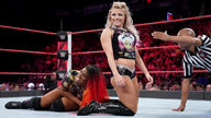 女子单打赛，小魔女阿莱克萨·布里斯对阵安珀·沐恩！《WWE RAW 2018.05.22》