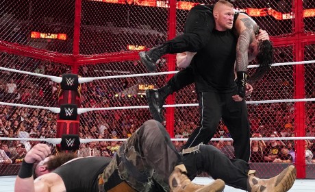 WWE大布杀进《地狱牢笼》，痛袭大狗与黑羊！