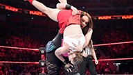 隆达·罗西&娜塔莉娅再战萨摩亚双雄！《WWE RAW 2019.01.01》