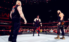 《WWE RAW 2017.12.19》战报：三重鼎立强强对持，乔丹干扰塞斯惹上麻烦