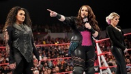 布里斯主持女子冠军发布会，奈娅毁容铁拳叫板隆达！《WWE RAW 2018.12.11》