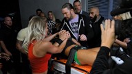 托马索疯狂偷袭强尼·加尔加诺，导致其重伤被抬上担架！《WWE NXT 2018.04.26》