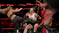 隆达·罗西组队再战小魔女阿莱克萨·布里斯！《WWE RAW 2018.09.11》