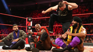 凯文·欧文斯突袭冥想大法，暴打鲍比·莱斯利！《WWE RAW 2018.09.04》