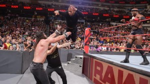 鲍比·莱斯利和经纪人联手对抗欧文斯和伊莱亚斯！《WWE RAW 2018.09.18》