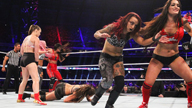 三对三组队赛，隆达·罗西搭档贝拉姐妹大战暴怒小队！《WWE Super Show-Down》