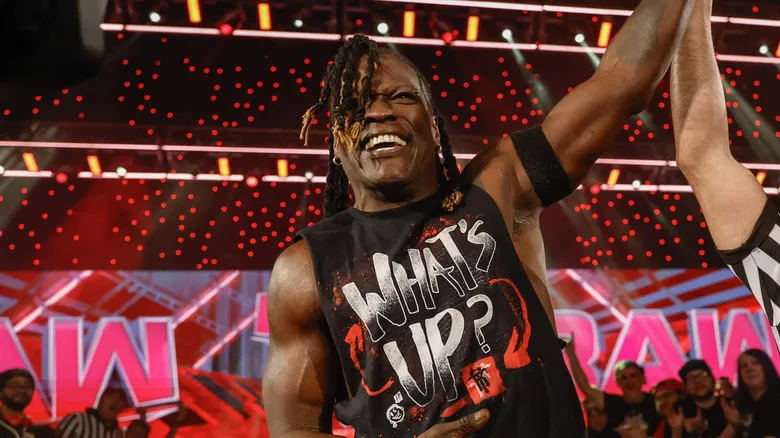 WWE被爆曾想低价续约真理罗恩，HHH评论区彻底沦陷......