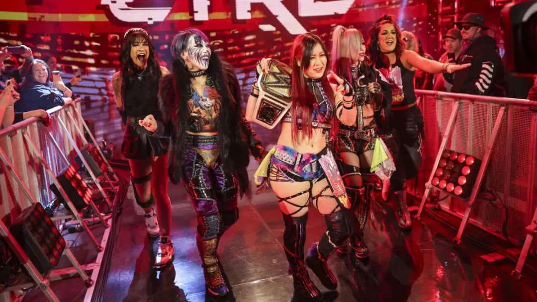前WWE女子冠军发布神秘推文，对手实力强劲，接管小队凶多吉少！