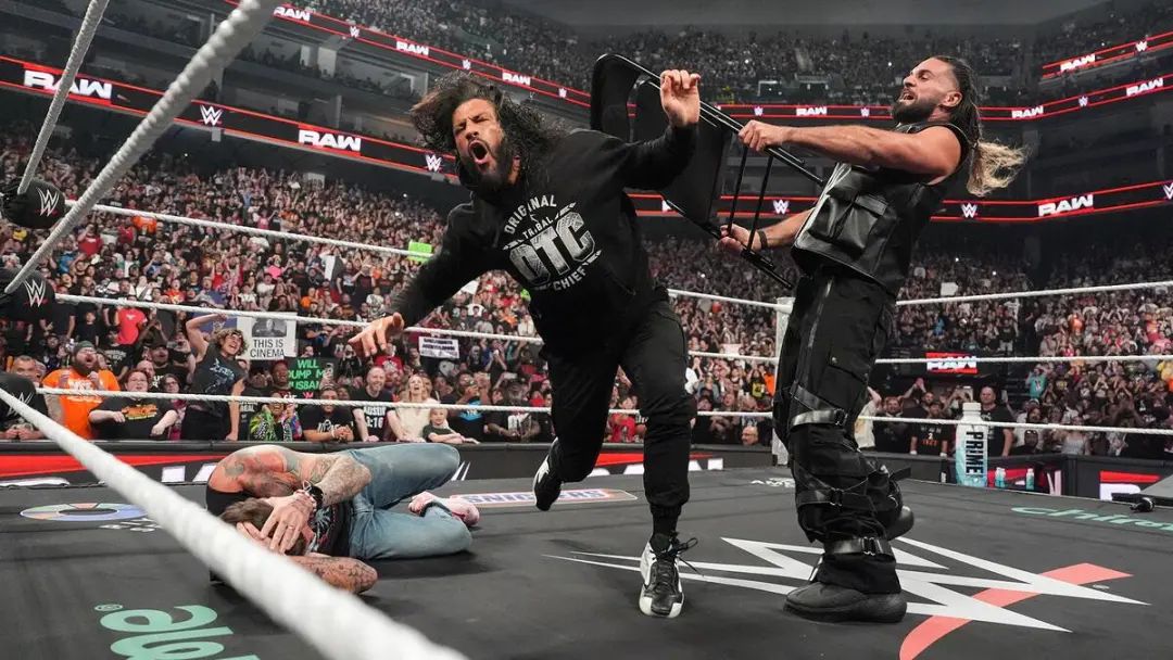 WWE计划敲定重磅双打赛，罗曼联手CM朋克，保罗海曼惨了！